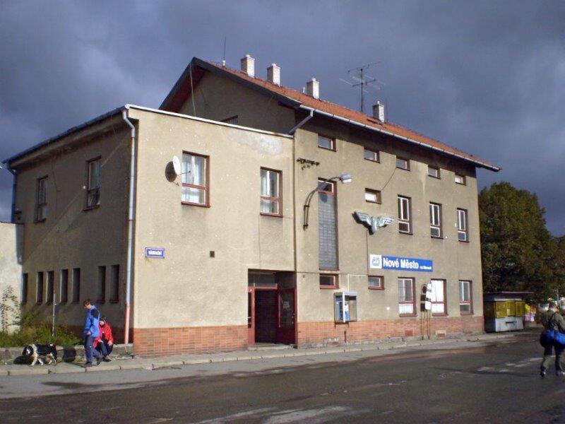 před nádraží Nové město na Moravě