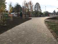 Veltrusy - parčík u školy